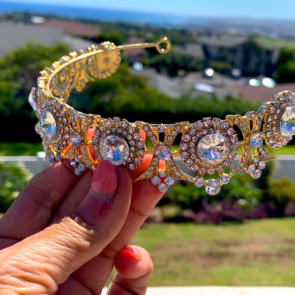 A CLEAR crystal & GOLD Bridal Crown piece that is gorgeous!! Was never worn! - Picture 5 of 5